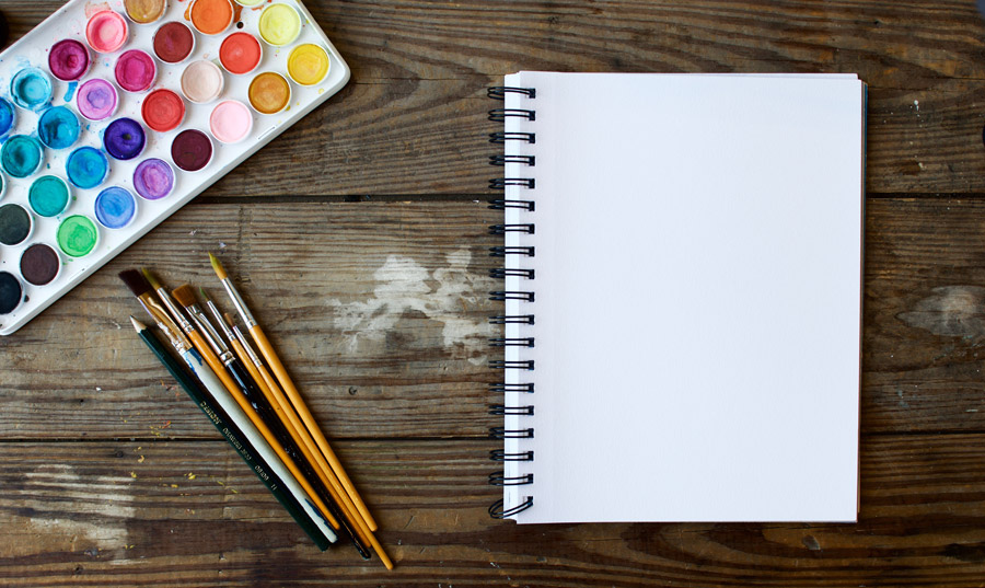 フリー写真 スケッチブックと絵具と絵筆