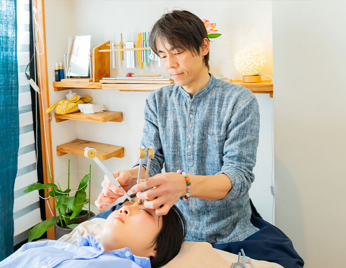 音叉療法の施術風景