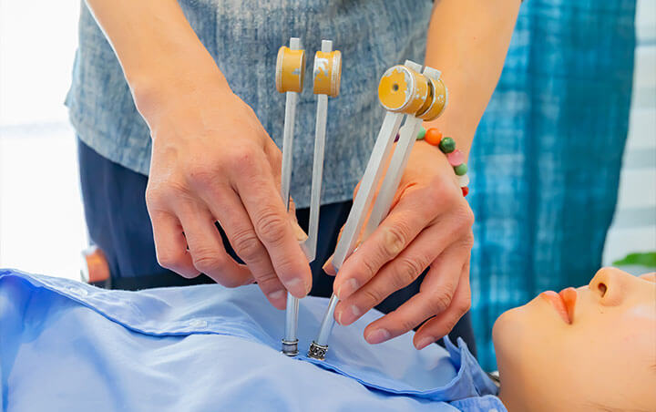 音叉療法の施術風景